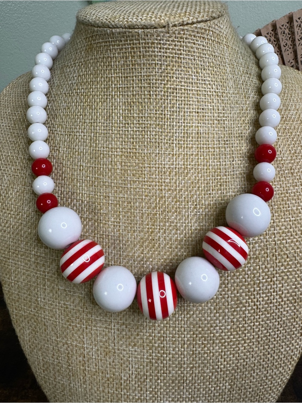 💚4/$20 Vintage Kitschy White and Red Striped Bead Acrylic Necklace